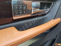 Range Rover Sport - anno 2010 - Restauro di sedili e plastiche e pulizia interno in pelle - Dettaglio del bracciolo sportello lato guida. (DOPO)