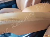 Range Rover Sport - anno 2010 - Restauro di sedili e plastiche e pulizia interno in pelle - Dettaglio del bracciolo interno sedile di guida. (DOPO)