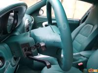 Porsche 911 Carrera 4 (996) - anno 1999 - Restauro completo dell’interno in pelle e della radica - Dettaglio laterale del volante. (DOPO)