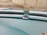 Porsche 911 Carrera 4 (996) - anno 1999 - Restauro completo dell’interno in pelle e della radica - Dettaglio centrale del profilo alla base del parabrezza. (DOPO)