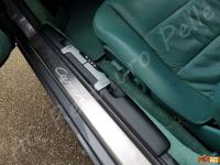 Porsche 911 Carrera 4 (996) - anno 1999 - Restauro completo dell’interno in pelle e della radica - Particolare del profilo di plastica vicino al battitacco. (DOPO)