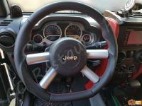 Jeep Wrangler Rubicon - anno 2009 - Rivestimento volante in vera pelle con personalizzazione  - Il volante montato sull'auto. (DOPO)