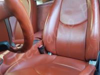 Porsche Boxster (987) - anno 2007 - Pulizia interno in pelle e restauro plastiche - Panoramica del sedile guida. (PRIMA)