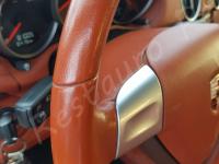 Porsche Boxster (987) - anno 2007 - Pulizia interno in pelle e restauro plastiche - Dettaglio dell'impugnatura sinistra del volante. (PRIMA)