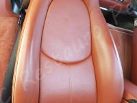 Porsche Boxster (987) - anno 2007 - Pulizia interno in pelle e restauro plastiche - Particolare dello schienale lato passeggero. (PRIMA)