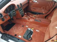 Porsche Boxster (987) - anno 2007 - Pulizia interno in pelle e restauro plastiche - Panoramica dell'abitacolo senza sedili e volante. (PRIMA)