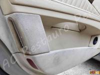 Mercedes classe E 320CDI (W211) - anno 2006 - Restauro completo interno in pelle  - Altro dettaglio del pannello porta lato guida. (PRIMA)