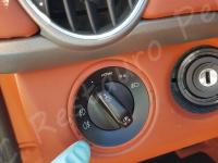 Porsche Boxster (987) - anno 2007 - Pulizia interno in pelle e restauro plastiche - Dettaglio della cornice del comando luci. (PRIMA)