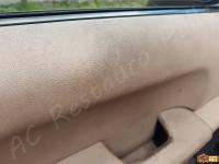 Range Rover Vogue TDV8 (L322) - anno 2008 - Restauro completo dell’interno in pelle e delle plastiche  - Dettaglio della superficie del pannello porta lato guida. (PRIMA)