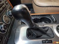 Range Rover Vogue TDV8 (L322) - anno 2008 - Restauro completo dell’interno in pelle e delle plastiche  - Dettaglio del pomello e della cuffia del cambio. (PRIMA)