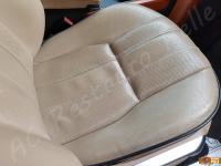 Range Rover Vogue TDV8 (L322) - anno 2008 - Restauro completo dell’interno in pelle e delle plastiche  - Dettaglio della seduta del sedile passeggero. (PRIMA)