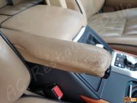 Range Rover Vogue TDV8 (L322) - anno 2008 - Restauro completo dell’interno in pelle e delle plastiche  - Dettaglio del bracciolo retrattile del sedile passeggero. (PRIMA)