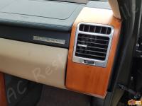 Range Rover Vogue TDV8 (L322) - anno 2008 - Restauro completo dell’interno in pelle e delle plastiche  - Particolare dell'inserto in radica lato passeggero. (PRIMA)