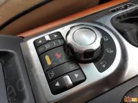 Range Rover Vogue TDV8 (L322) - anno 2008 - Restauro completo dell’interno in pelle e delle plastiche  - Dettaglio console di comando 4x4 sul tunnel centrale. (PRIMA)