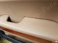 Range Rover Vogue TDV8 (L322) - anno 2008 - Restauro completo dell’interno in pelle e delle plastiche  - Dettaglio del bracciolo portiera lato passeggero. (PRIMA)