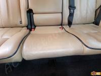 Range Rover Vogue TDV8 (L322) - anno 2008 - Restauro completo dell’interno in pelle e delle plastiche  - Panoramica della seduta del divano posteriore. (PRIMA)