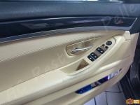 BMW 525d Xdrive (F11) - anno 2011 - Restauro maniglie portiere e bracciolo centrale - Panoramica del bracciolo e della maniglia portiera lato guida. (PRIMA)