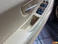 BMW 525d Xdrive (F11) - anno 2011 - Restauro maniglie portiere e bracciolo centrale - Dettaglio della maniglia lato guida. (PRIMA)