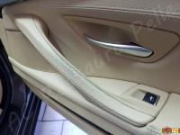 BMW 525d Xdrive (F11) - anno 2011 - Restauro maniglie portiere e bracciolo centrale - Panoramica della maniglia lato passeggero. (PRIMA)