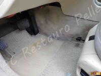 Mercedes classe E 320CDI (W211) - anno 2006 - Restauro completo interno in pelle  - Moquette zona piedi lato guida. (PRIMA)