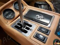 Ferrari 308 GTSi quattrovalvole - anno 1984 - Restauro di sedili e volante e pulizia dell’interno - Dettaglio del tunnel centrale in corrispondenza del tradizionale cambio a griglia. (PRIMA)