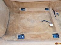 Maserati 4200GT Spyder CambioCorsa - anno 2003 - Restauro completo dell’interno - Dettaglio della moquette lato passeggero. (PRIMA)