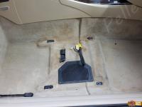 BMW 335d E92 - anno 2010 - Restauro sedili, volante e lavaggio abitacolo. - Panoramica della moquette lato passeggero. (PRIMA)