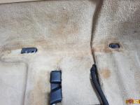 BMW 335d E92 - anno 2010 - Restauro sedili, volante e lavaggio abitacolo. - Dettaglio della moquette lato passeggero. (PRIMA)