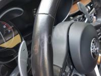 Alfa Romeo Stelvio 2000 turbo Q4 - anno 2017 - Pulizia e trattamento dell’interno in pelle - Dettaglio della corona del volante. (PRIMA)