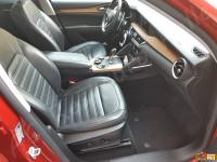 Alfa Romeo Stelvio 2000 turbo Q4 - anno 2017 - Pulizia e trattamento dell’interno in pelle - Panoramica abitacolo lato passeggero. (PRIMA)