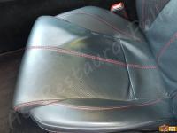 Aston Martin DB9 Le Mans - anno 2008 - Pulizia e ammorbidimento dell’interno in pelle - Particolare della seduta di guida. (PRIMA)