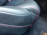Aston Martin DB9 Le Mans - anno 2008 - Pulizia e ammorbidimento dell’interno in pelle - Dettaglio della seduta passeggero. (PRIMA)