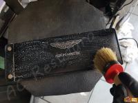 Aston Martin DB9 Le Mans - anno 2008 - Pulizia e ammorbidimento dell’interno in pelle - Fasi del lavaggio della pelle... (Anche il libretto di uso e manutenzione è rivestito nel nobile materiale!) (PRIMA)