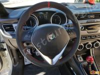 Alfa Romeo Giulietta - anno 2013 - Rivestimento volante in vera pelle con personalizzazione. - Il volante montato e l'auto del nostro cliente. (PRIMA)