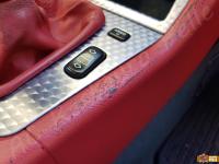 Mercedes Benz SLK 200 Kompressor - anno 2002 - Restauro completo degli interni - Dettaglio della consolle centrale intorno alla leva del cambio. (PRIMA)