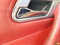 Mercedes Benz SLK 200 Kompressor - anno 2002 - Restauro completo degli interni - Dettaglio della maniglia apriporta lato guida. (PRIMA)