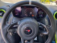 McLaren 570S - Rivestimento e personalizzazione del volante in vera pelle  - Il volante montato sull'auto. (PRIMA)