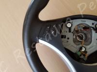 BMW serie 1 (E87) - anno 2008 – Rivestimento volante, pomelli e cuffie in vera pelle con personalizzazioni - Particolare dell'impugnatura sinistra. (PRIMA)