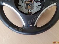 BMW serie 1 (E87) - anno 2008 – Rivestimento volante, pomelli e cuffie in vera pelle con personalizzazioni - Particolare della parte bassa della corona. (PRIMA)