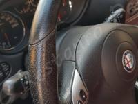 Alfa Romeo 147 - anno 2006 - Restauro volante e trattamento interno in pelle  - Particolare dell'impugnatura sinistra del volante. (PRIMA)