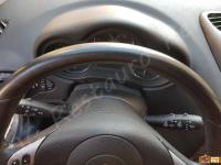 Alfa Romeo 147 - anno 2006 - Restauro volante e trattamento interno in pelle  - Particolare della parte alta della corona. (PRIMA)