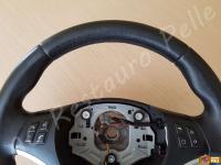 BMW serie 1 (E87) - anno 2008 – Rivestimento volante, pomelli e cuffie in vera pelle con personalizzazioni - Particolare della parte alta della corona. (PRIMA)