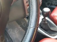 Alfa Romeo 147 - anno 2006 - Restauro volante e trattamento interno in pelle  - Particolare della parte bassa della corona. (PRIMA)