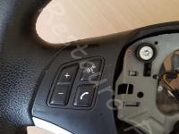 BMW serie 1 (E87) - anno 2008 – Rivestimento volante, pomelli e cuffie in vera pelle con personalizzazioni - Dettaglio dei comandi al volante. (PRIMA)