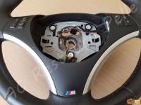 BMW serie 1 (E87) - anno 2008 – Rivestimento volante, pomelli e cuffie in vera pelle con personalizzazioni - Dettaglio della mascherina centrale. (PRIMA)