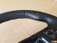 BMW serie 1 (E87) - anno 2008 – Rivestimento volante, pomelli e cuffie in vera pelle con personalizzazioni - Dettaglio delle cuciture multicolori Msport. (PRIMA)