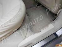 Mercedes classe E 320CDI (W211) - anno 2006 - Restauro completo interno in pelle  - Dettaglio della zona piedi posteriore destra. (PRIMA)