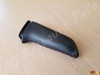 BMW serie 1 (E87) - anno 2008 – Rivestimento volante, pomelli e cuffie in vera pelle con personalizzazioni - Visione laterale del pomello del freno a mano. (PRIMA)