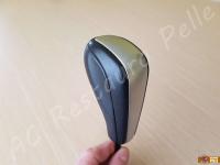 BMW serie 1 (E87) - anno 2008 – Rivestimento volante, pomelli e cuffie in vera pelle con personalizzazioni - Pomello del cambio automatico. (PRIMA)
