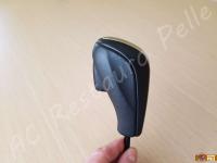 BMW serie 1 (E87) - anno 2008 – Rivestimento volante, pomelli e cuffie in vera pelle con personalizzazioni - Visione laterale del pomello del cambio automatico. (PRIMA)